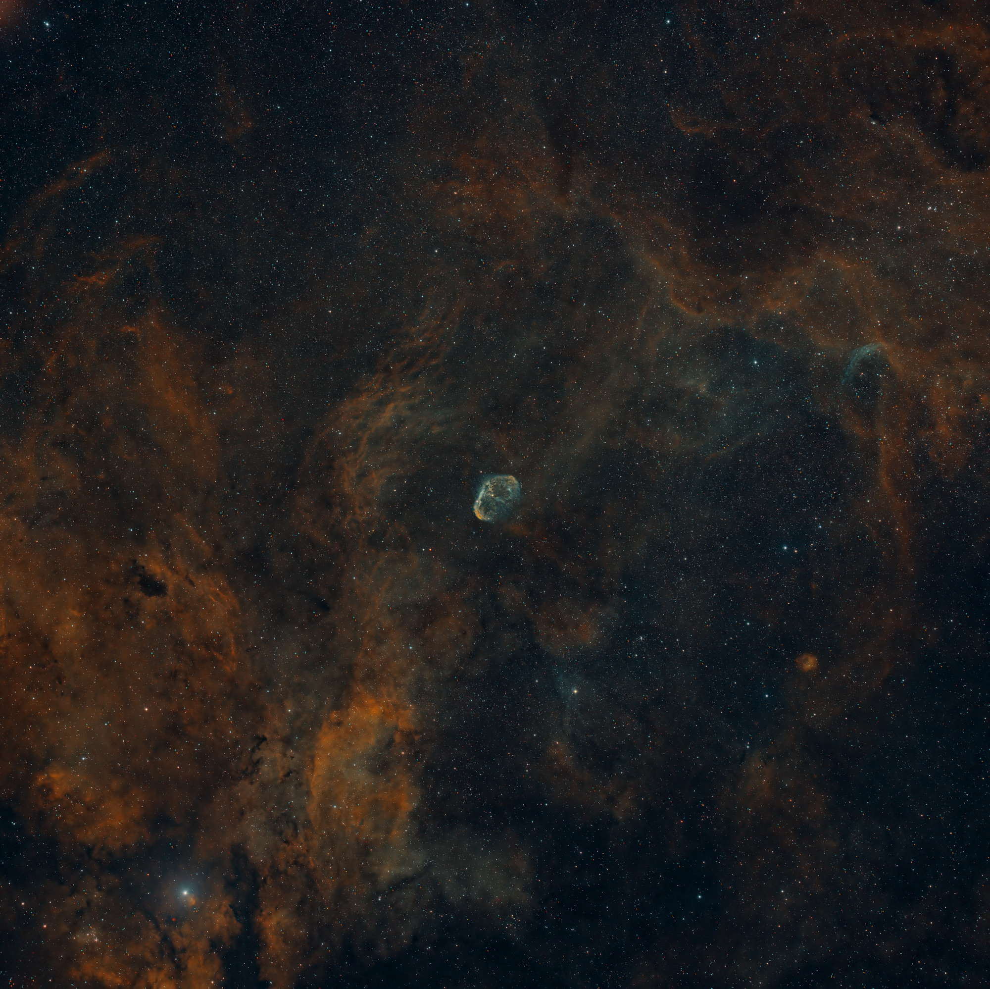 Der Mondsichelnebel NGC 6888 ist ein spezieller Emissionsnebel im Sternbild Schwan, der von einem Wolf-Rayet-Stern in der Mitte des Nebels zum Leuchten angeregt wird.